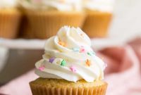 Perfect Vanilla Cupcakes: Classic Recipe for Moist, Fluffy Results