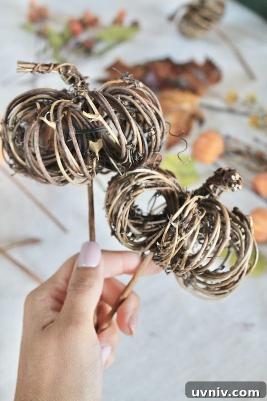 DIY Pumpkin Wreath with Burlap and Cozy Fall Spice Colors 10 easy fall wreath ideas with pumpkins