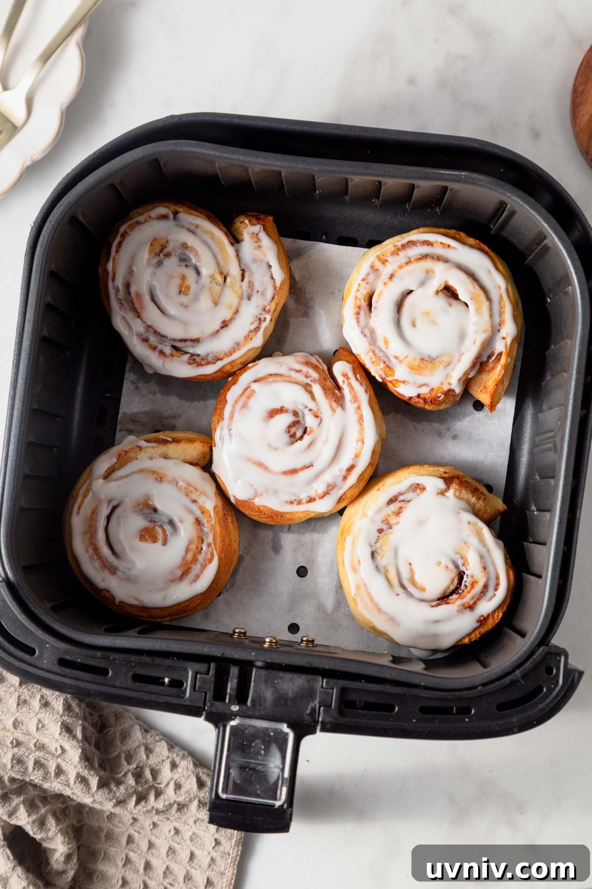 Pillsbury Cinnamon Rolls in the Air Fryer: Quick & Fluffy 6 iced cinnamon rolls in the air fryer.